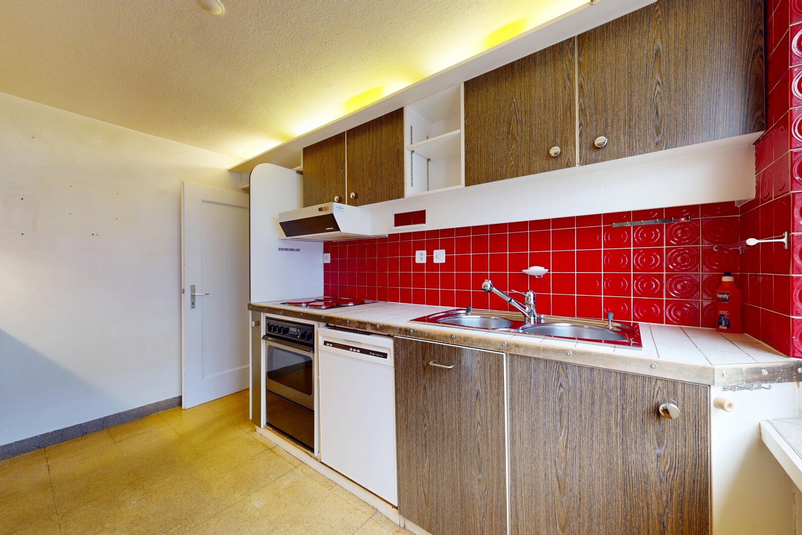 cuisine avec étagères ouvertes, open shelves, cloison sèche, drywall, et light floor