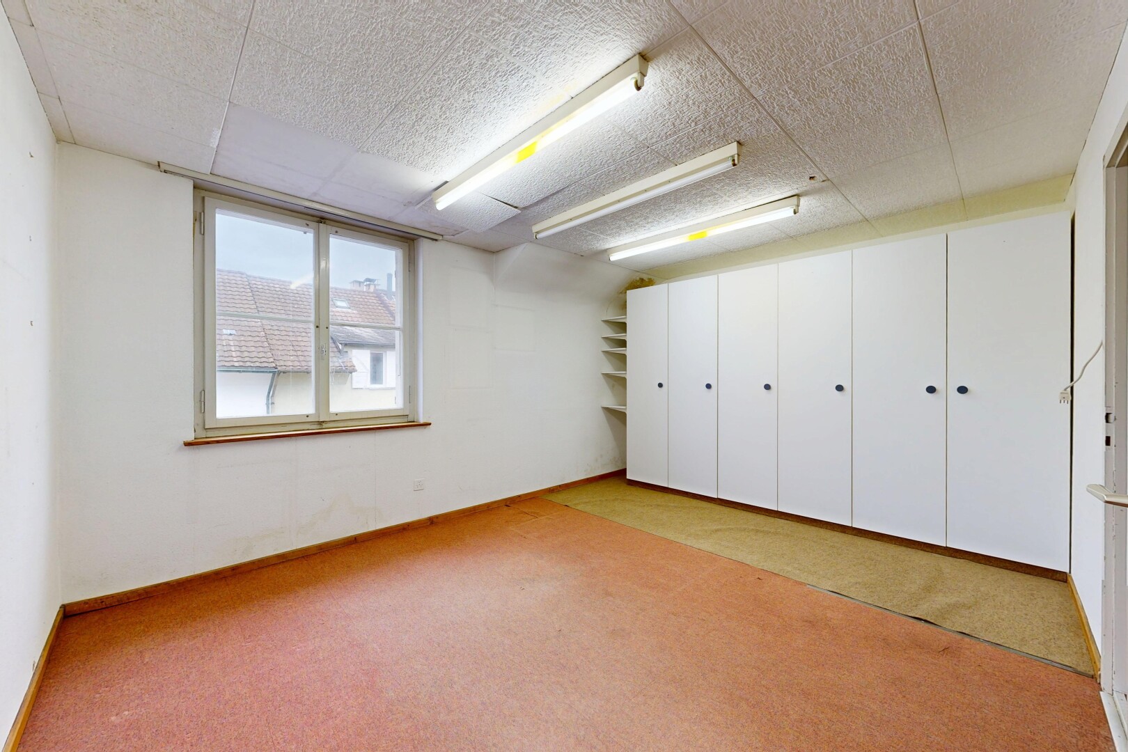 pièce vide avec cloison sèche, drywall, inside community, moquette, et carpet