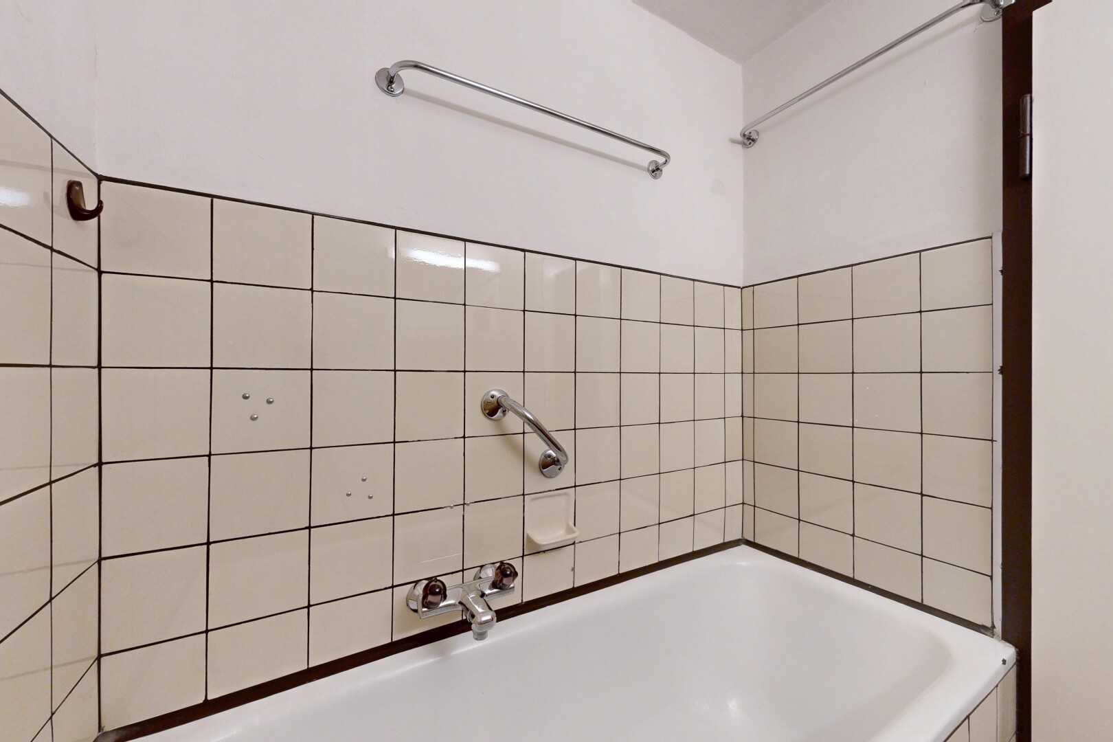 salle de bains avec salle de bain complète, inside property, bain, et douche
