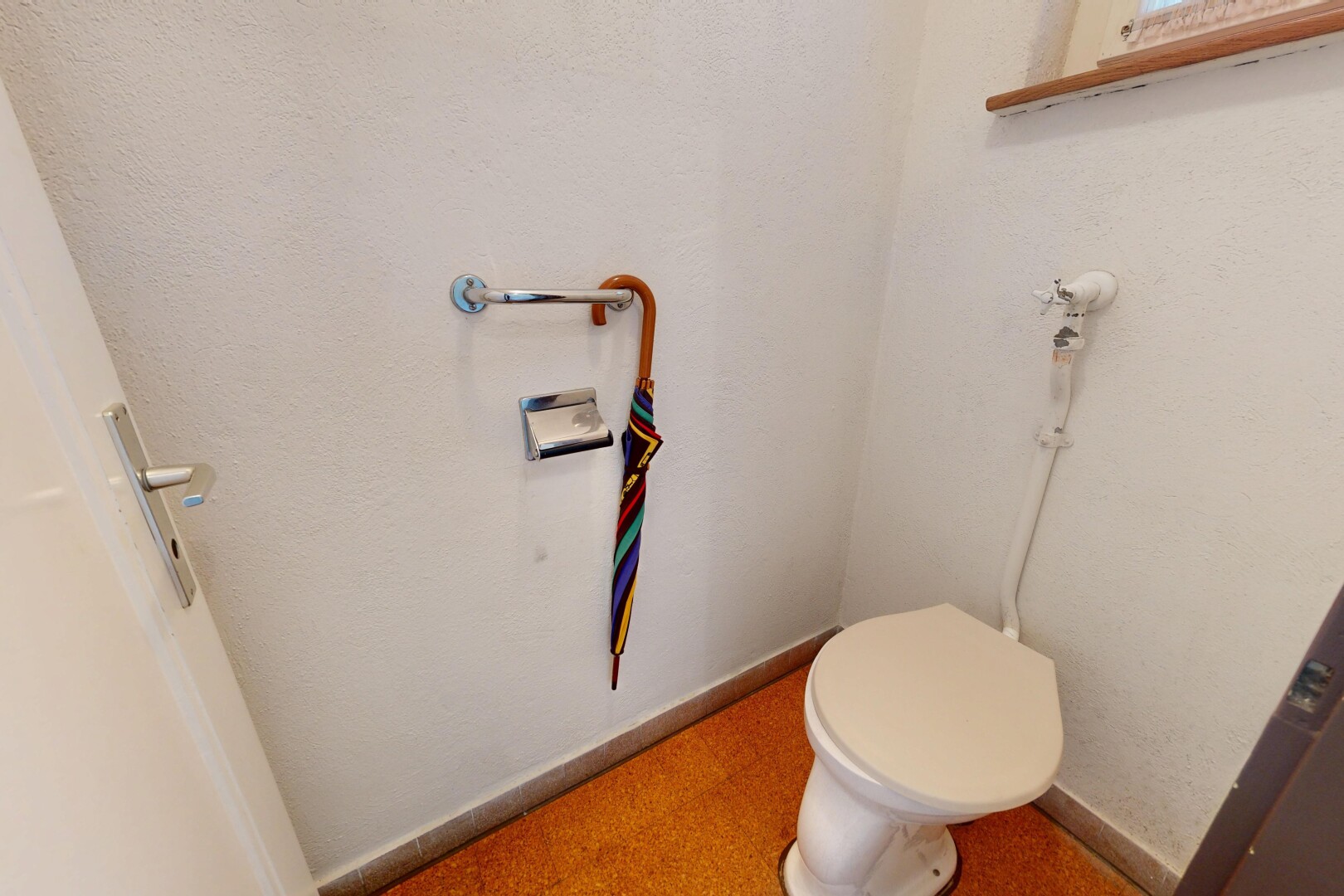 salle de bains avec toilette, baseboards wall, plinthes murales, inside property, et drywall