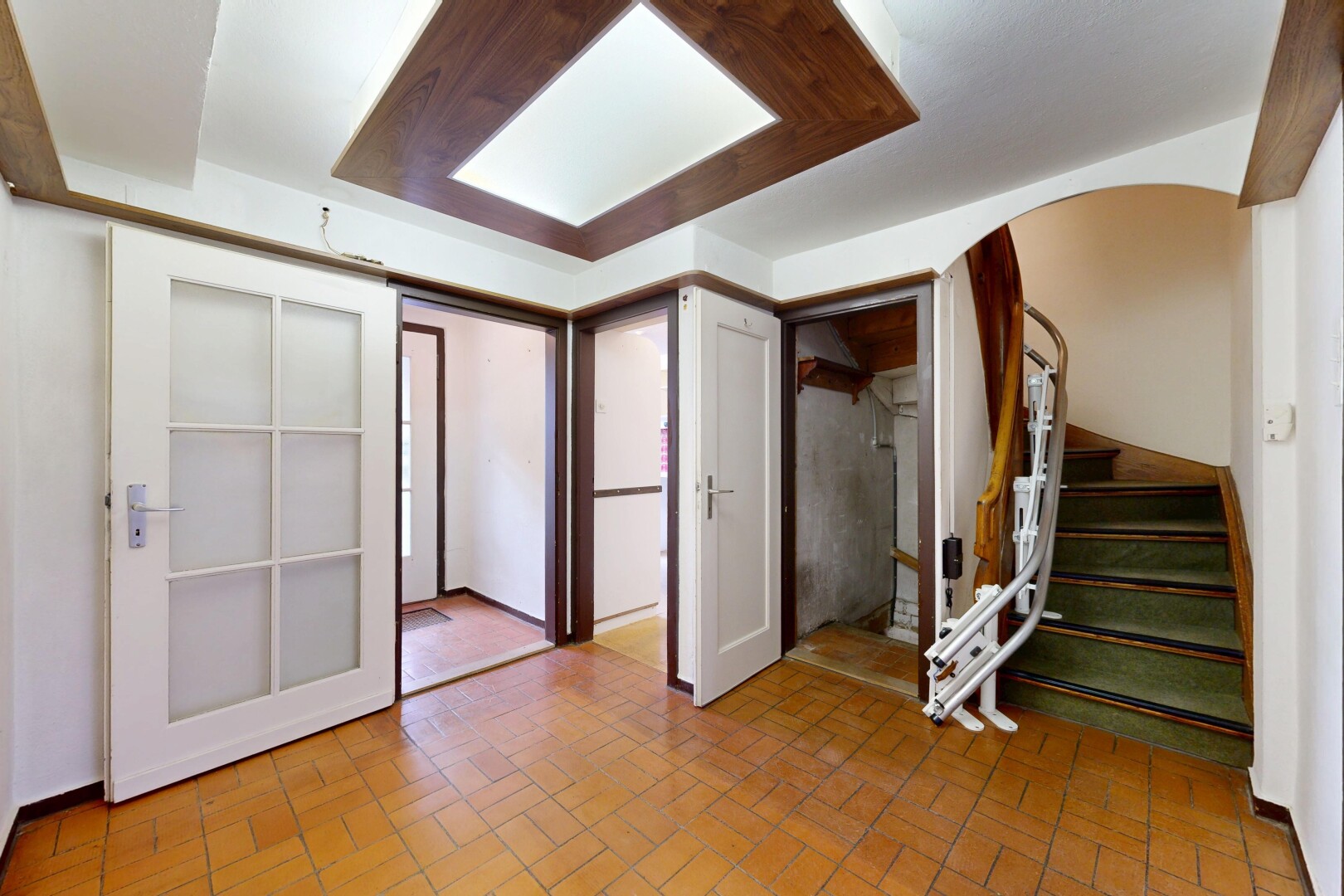 pièce vide avec escaliers, inside property, brick finish floor, sol en finition brique, et drywall