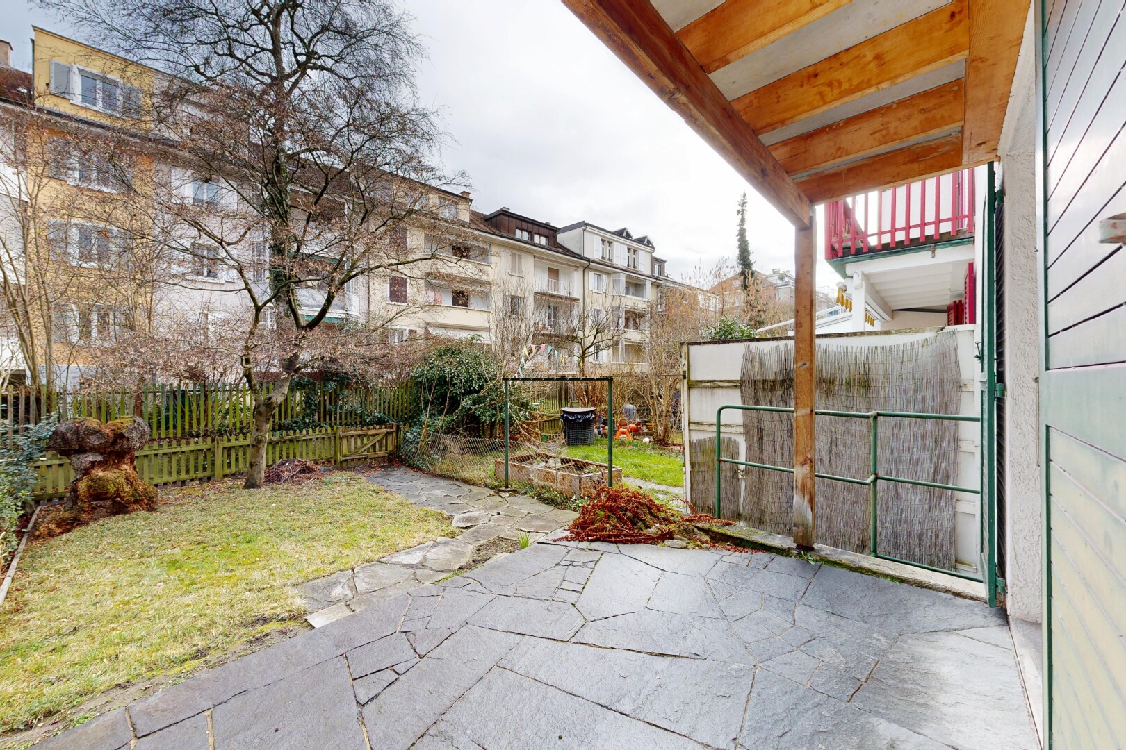 terrasse avec terrasse, clôture, overcast, et from property