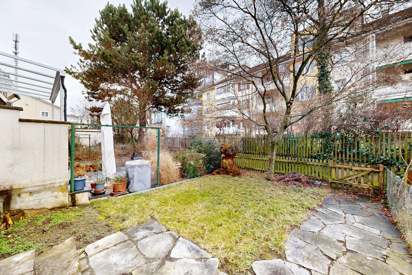 jardin avec clôture, pelouse, overcast, et from property