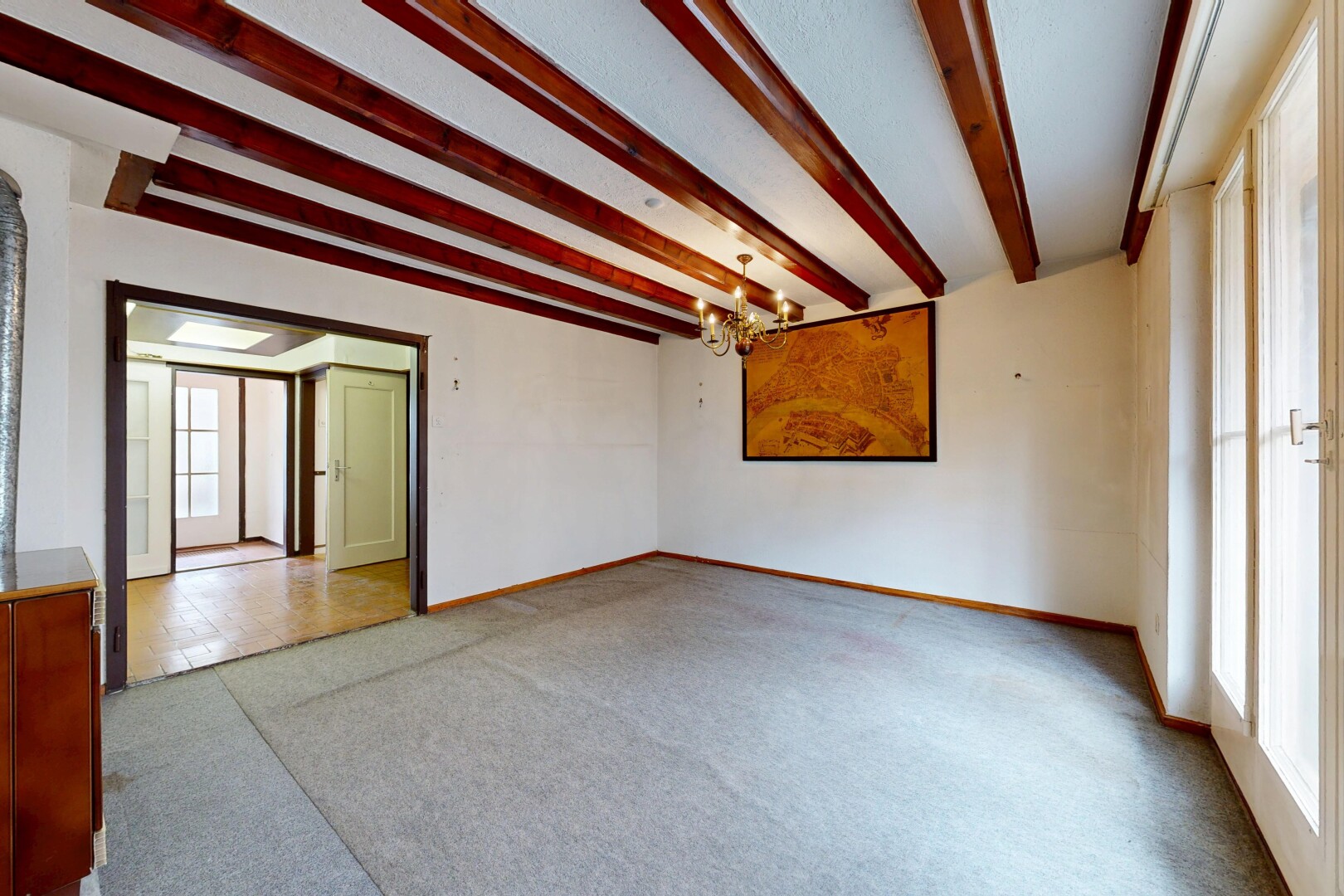 pièce vide avec natural light, lumière naturelle, inside community, lustre remarquable, et drywall