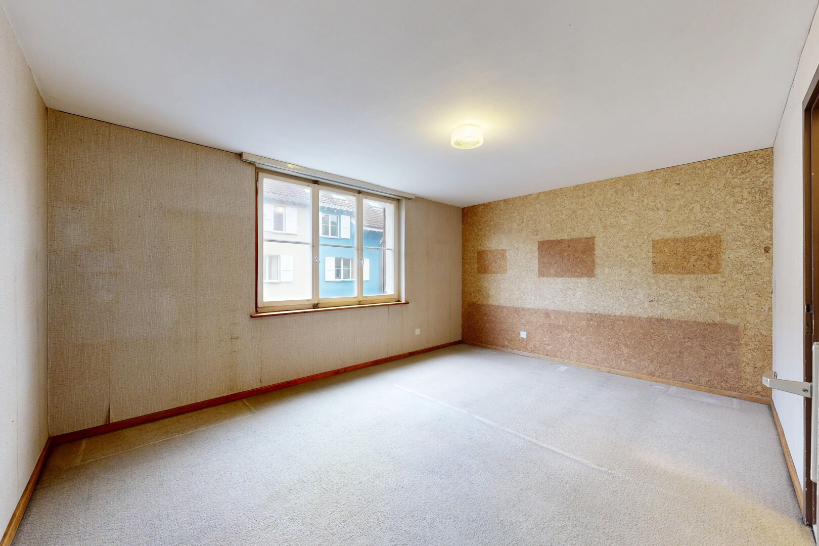 pièce vide avec wallpaper wall, mur en papier peint, natural light, lumière naturelle, et carpet