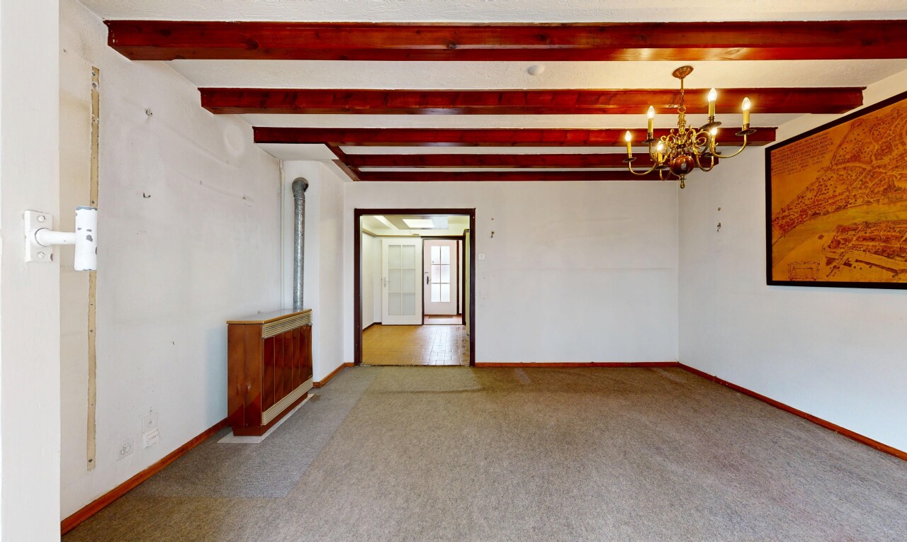 pièce vide avec inside community, lustre remarquable, natural light, lumière naturelle, et carpet