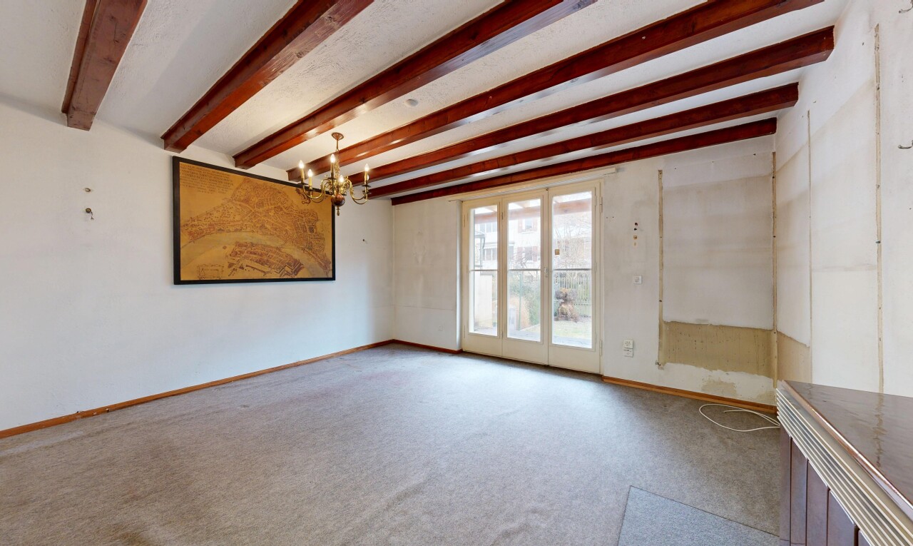 pièce vide avec lustre remarquable, inside property, moquette, carpet, et cloison sèche