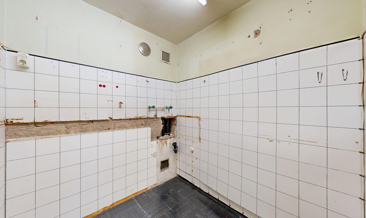 salle de bains avec mur en carrelage, tile wall, et inside property