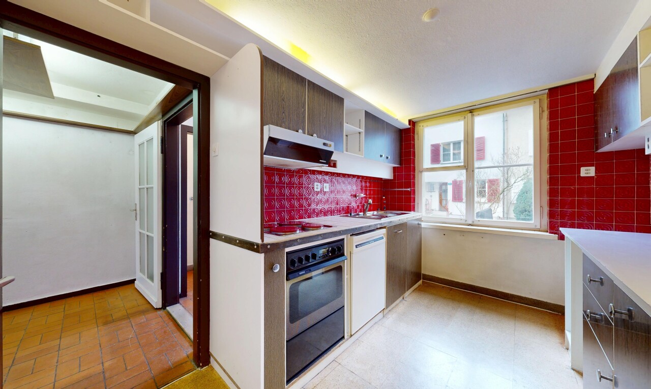 cuisine avec four, hotte, light floor, inside property, et lave-vaisselle