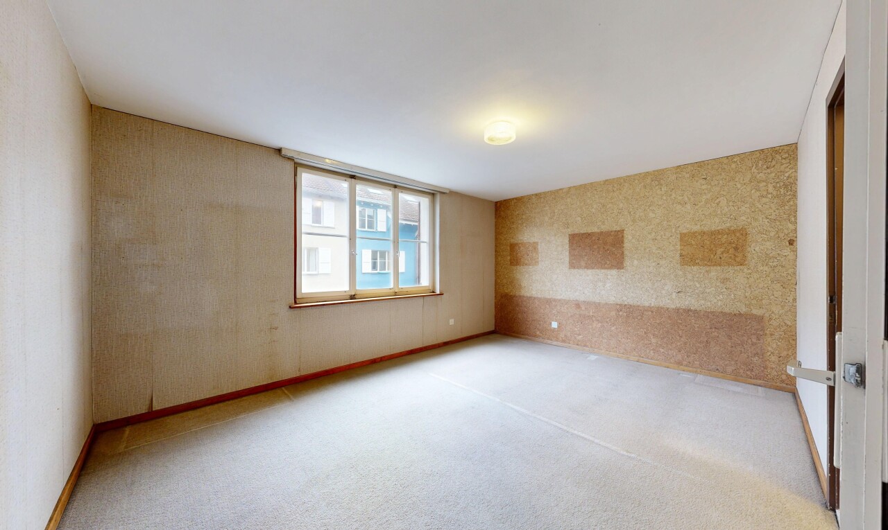 pièce vide avec wallpaper wall, mur en papier peint, natural light, lumière naturelle, et carpet