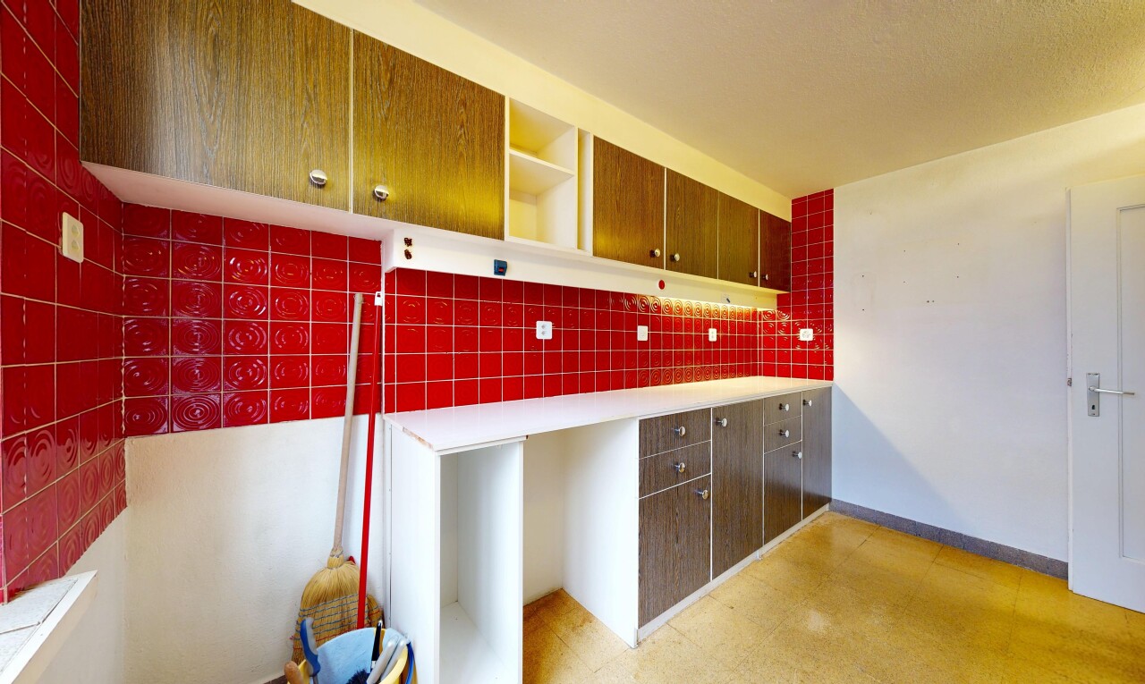 cuisine avec open shelves, étagères ouvertes, cloison sèche, drywall, et light countertops