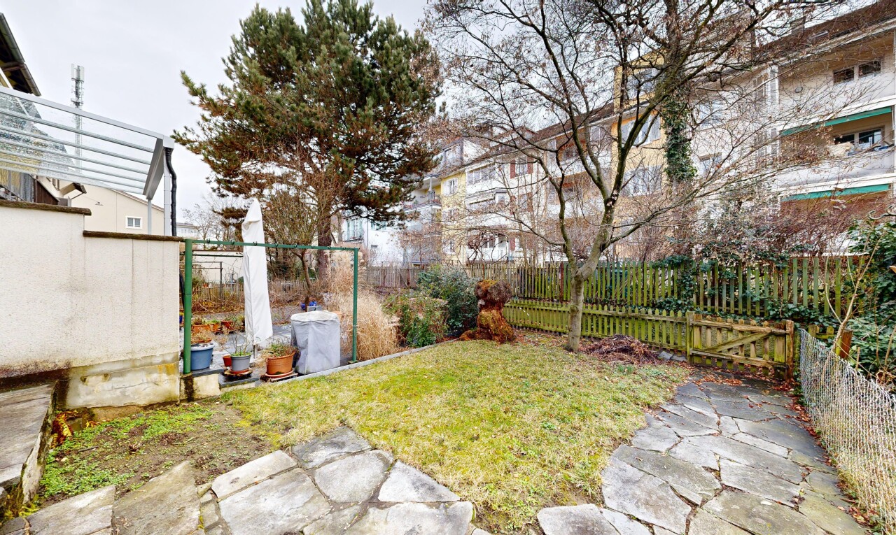 jardin avec clôture, pelouse, overcast, et from property