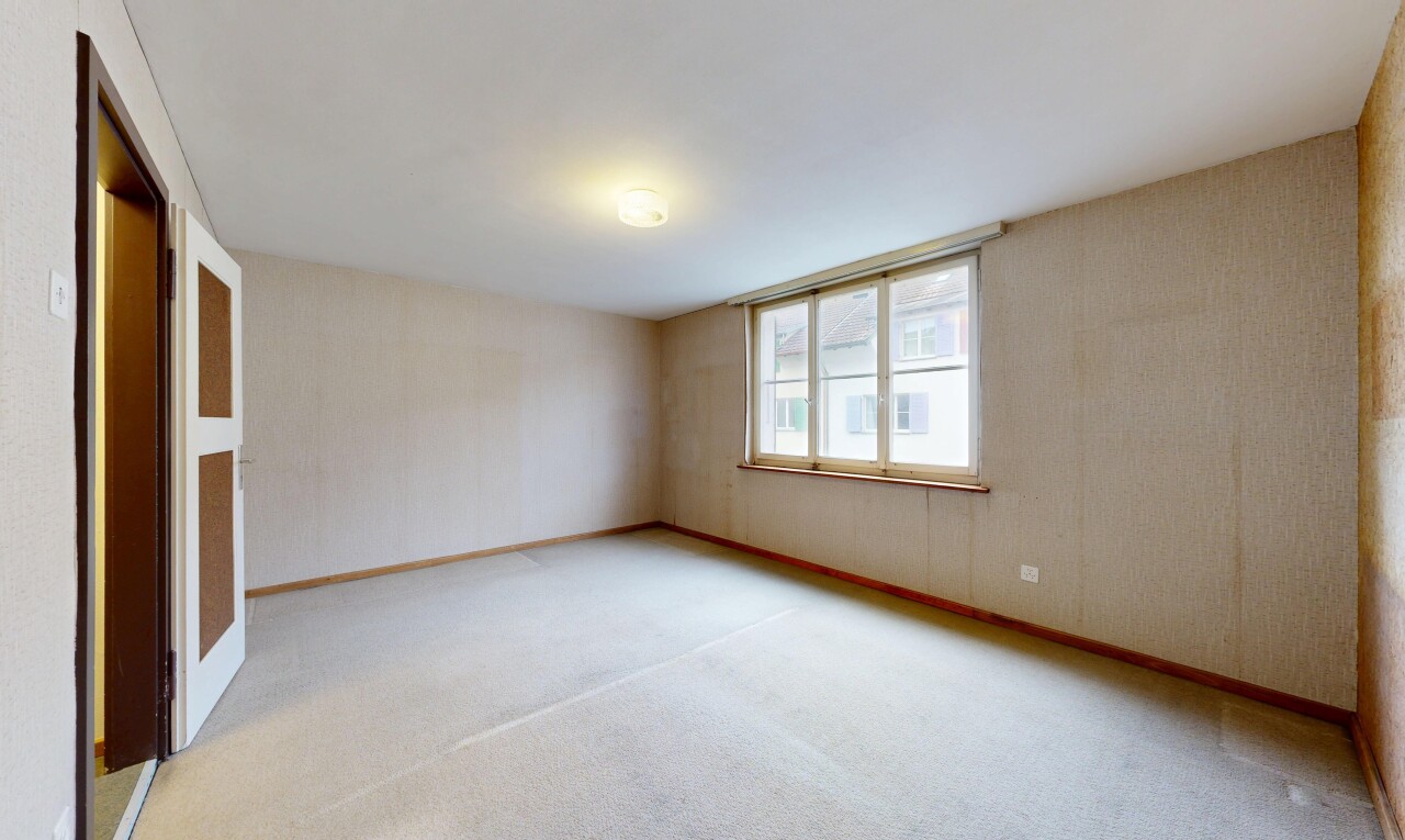 pièce vide avec carpet, moquette, inside property, natural light, et lumière naturelle
