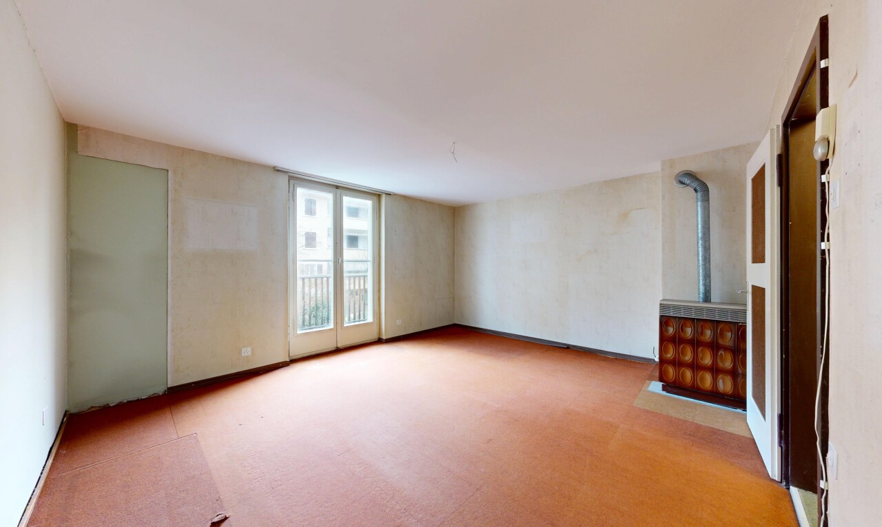 pièce vide avec inside property, moquette, carpet, lumière naturelle, et natural light