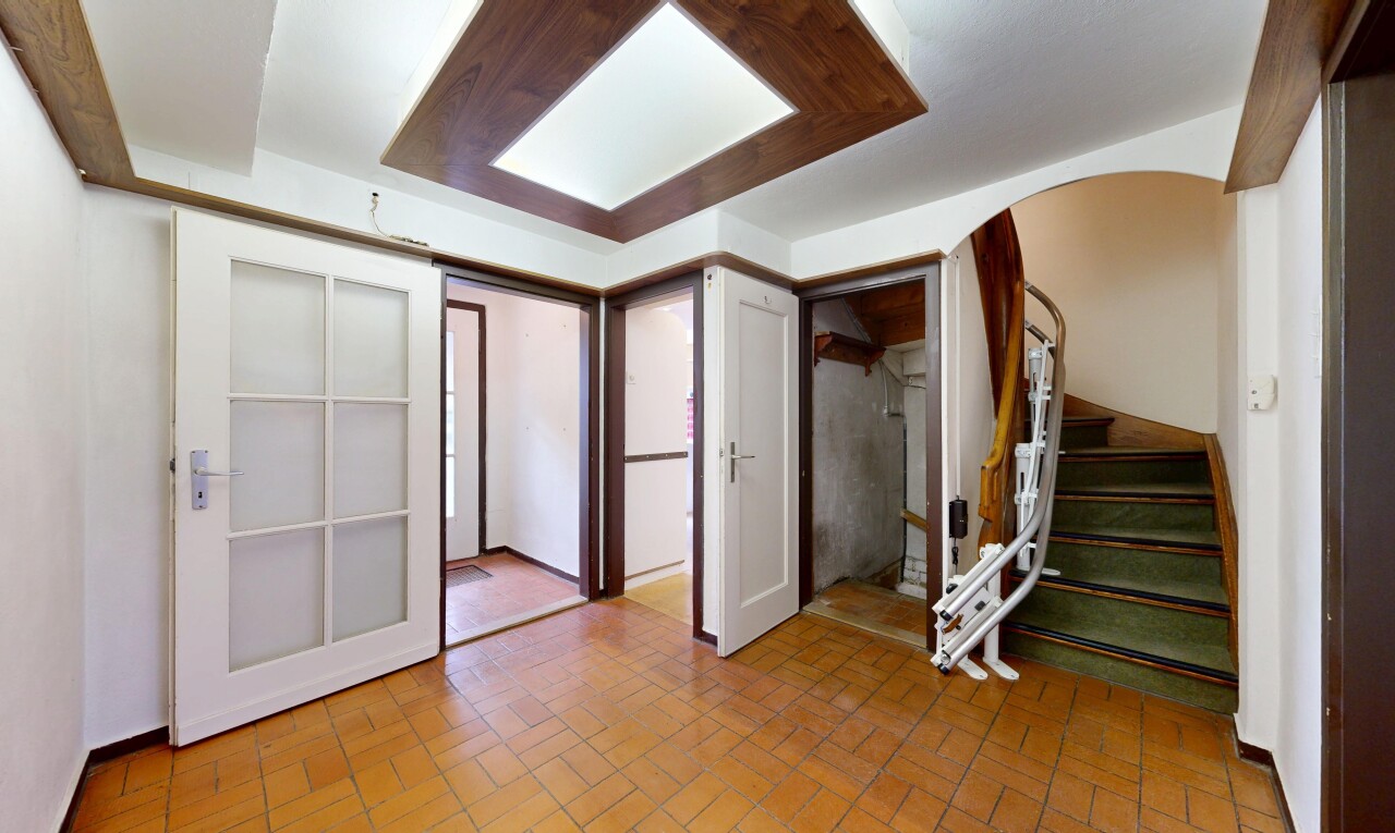 pièce vide avec escaliers, inside property, brick finish floor, sol en finition brique, et drywall