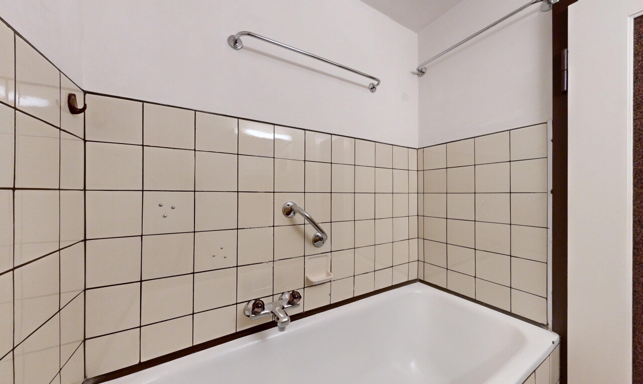 salle de bains avec salle de bain complète, inside property, bain, et douche