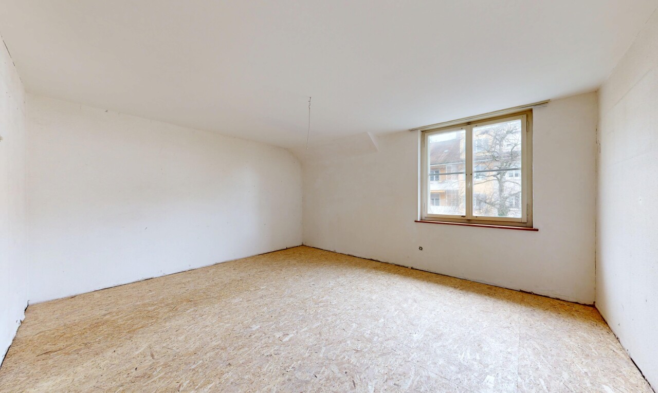 pièce vide avec drywall, cloison sèche, natural light, lumière naturelle, et inside property