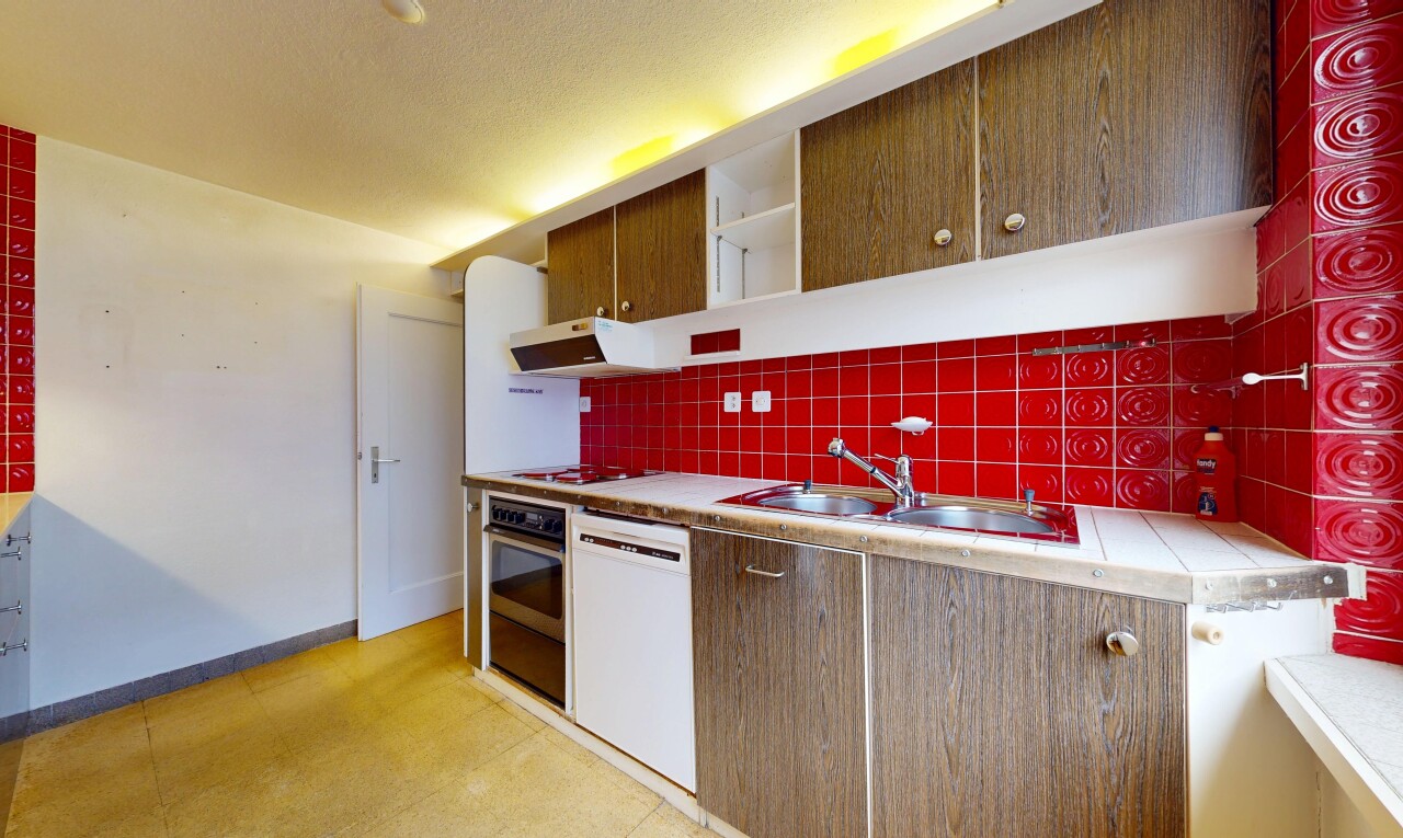 cuisine avec étagères ouvertes, open shelves, cloison sèche, drywall, et light floor