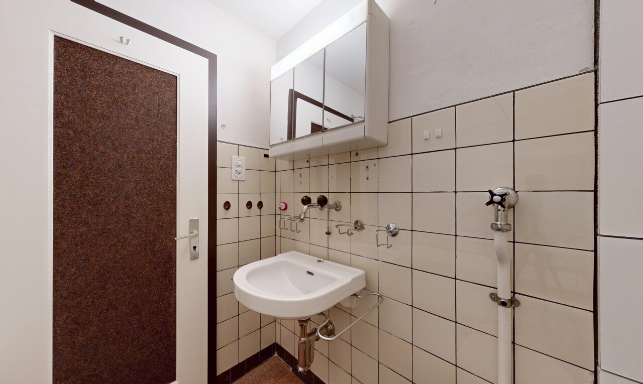 salle de bains avec miroir, inside property, évier, mur en carrelage, et tile wall