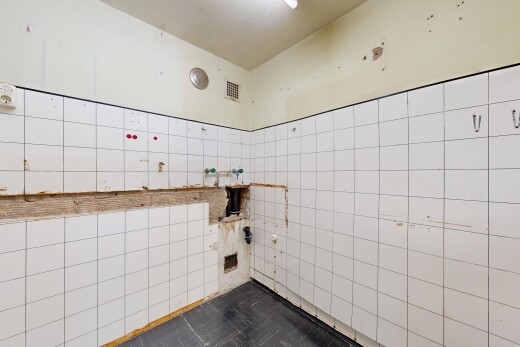 salle de bains avec mur en carrelage, tile wall, et inside property