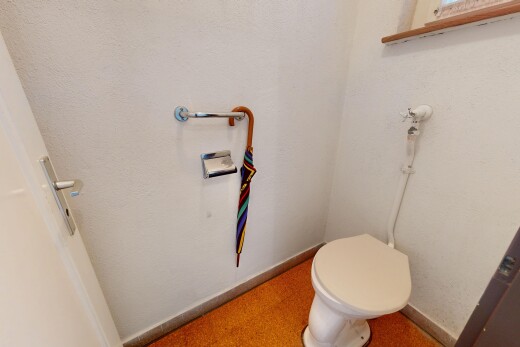 salle de bains avec toilette, baseboards wall, plinthes murales, inside property, et drywall