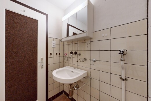 salle de bains avec miroir, inside property, évier, mur en carrelage, et tile wall