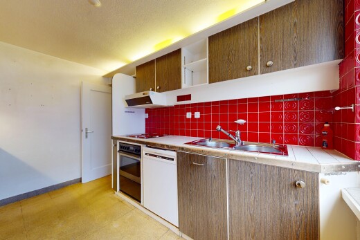 cuisine avec étagères ouvertes, open shelves, cloison sèche, drywall, et light floor
