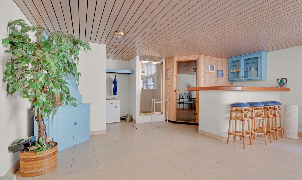 réception / lobby avec drywall, bar intérieur, inside property, et wood ceiling