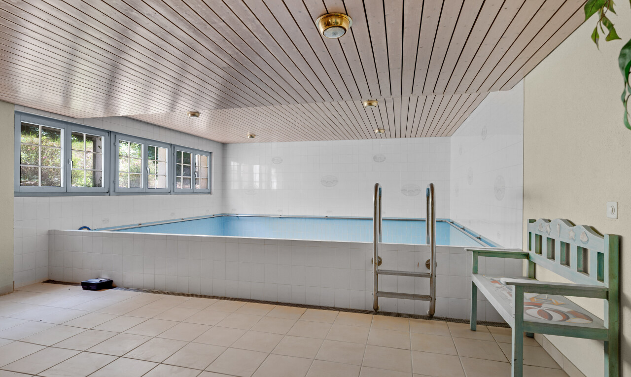 schwimmbad mit inside property und handlauf