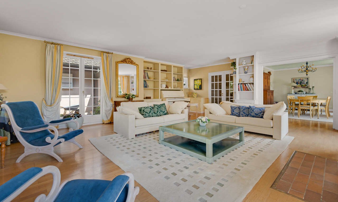 wohn- / esszimmer mit inside property, natural light, natürliches licht, wood finish floor, und holzfußboden