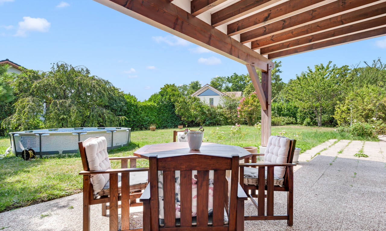 terrasse mit schwimmbad, rasen, from property, essbereich im freien, und terrasse