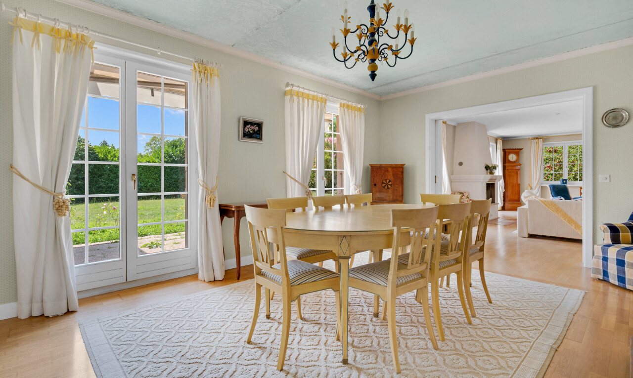 esszimmer mit wood finish floor, holzfußboden, natural light, natürliches licht, und crown molding
