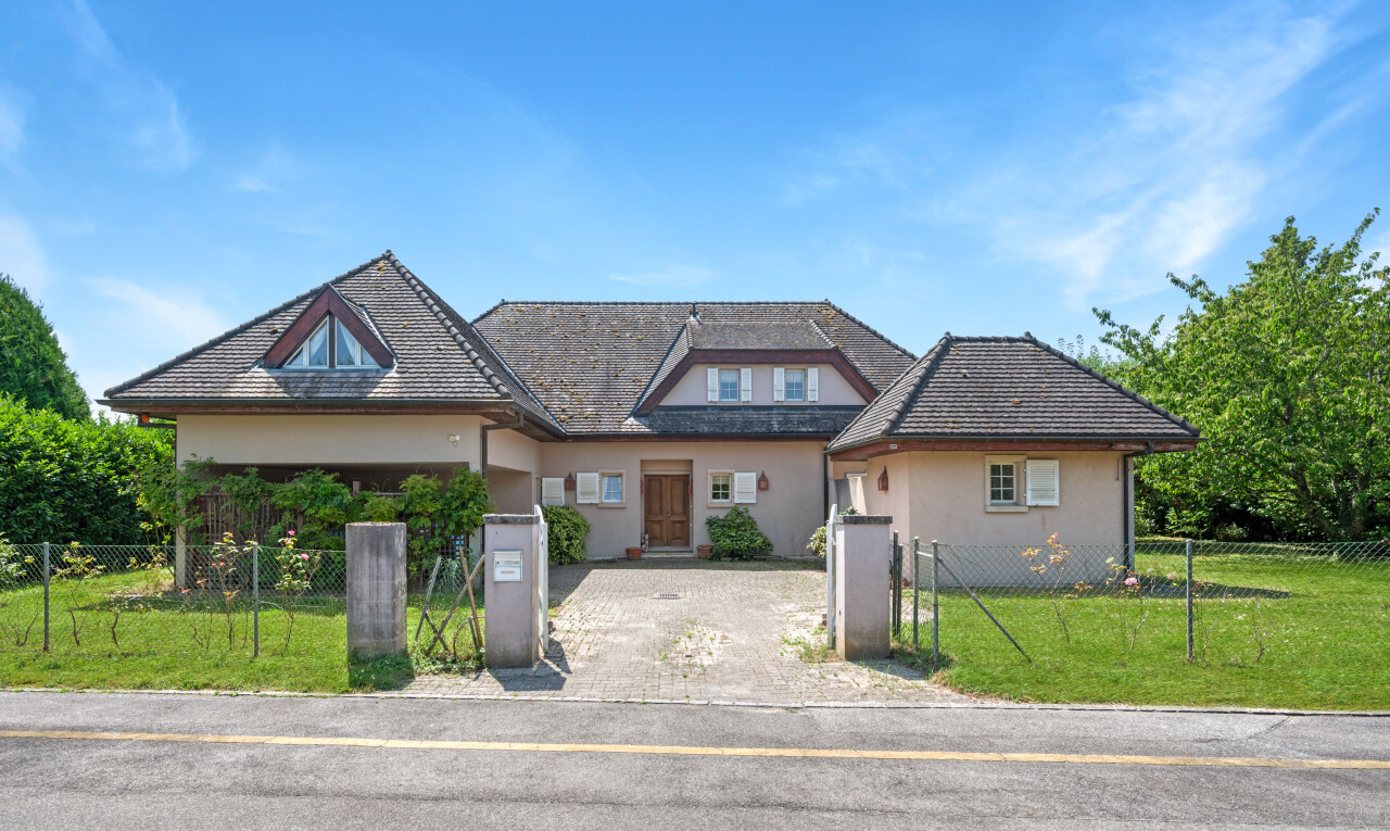 außenansicht mit auffahrt, day time, property visible, stuckverkleidung, und rasen