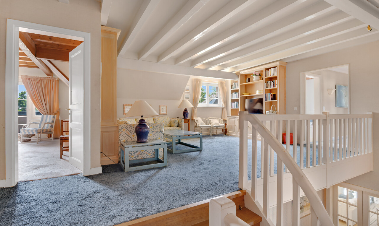 treppe mit beamed ceiling, balkendecke, natural light, natürliches licht, und carpet