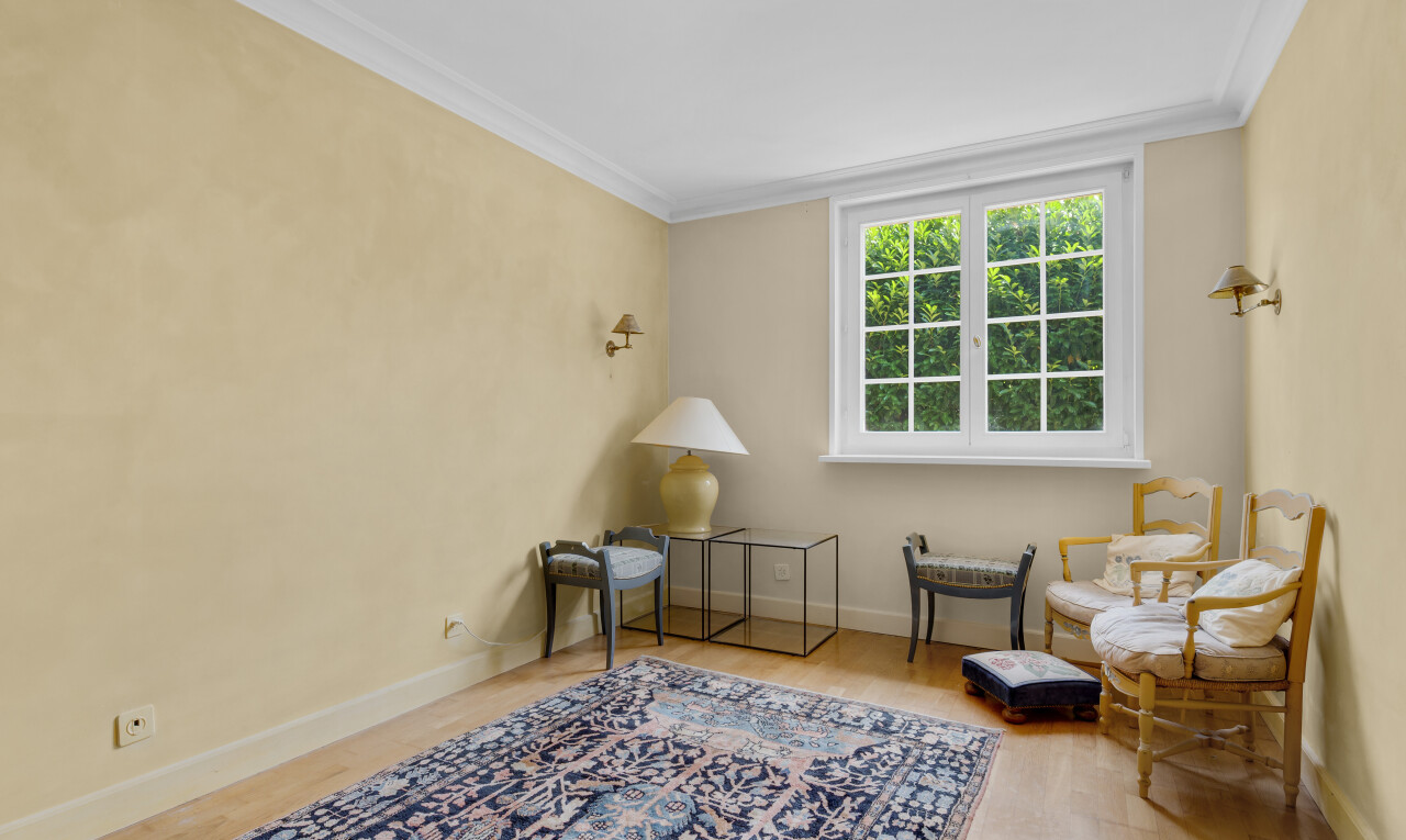 salon avec crown molding, moulures, natural light, lumière naturelle, et inside property