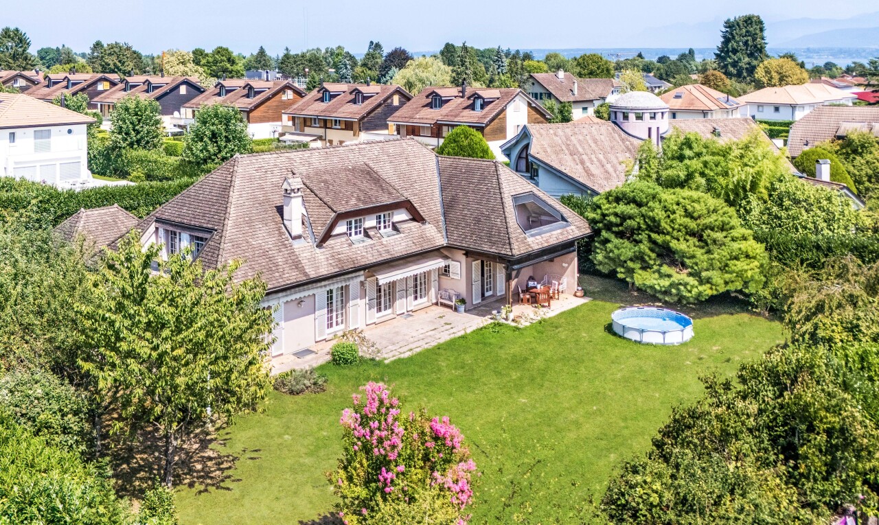 außenansicht mit terrasse, drone view, dachgaube, rasen, und wohngebietblick