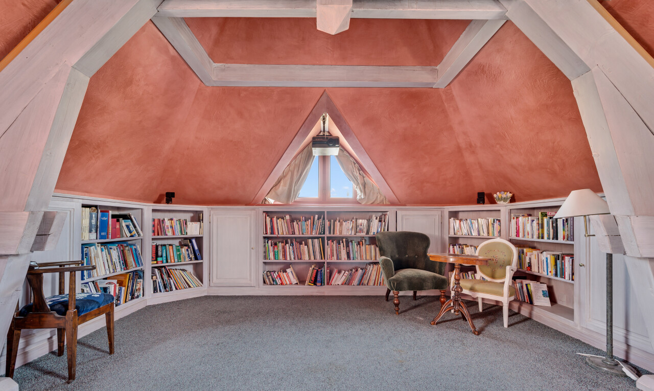 büro mit carpet, teppich, inside property, bibliothek, und vaulted ceiling