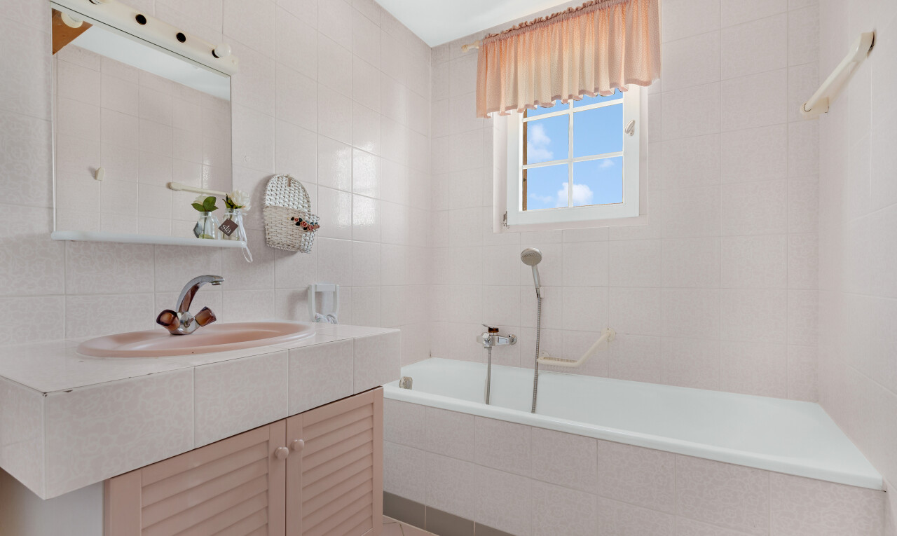 bad mit spiegel, tile tub, fliesenwand, tile wall, und schminktisch