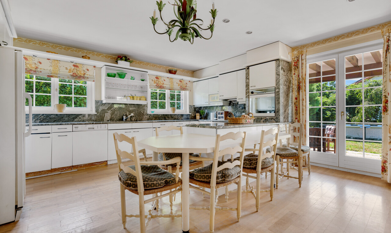 küche mit weiße schränke, inside property, natural light, natürliches licht, und offene regale