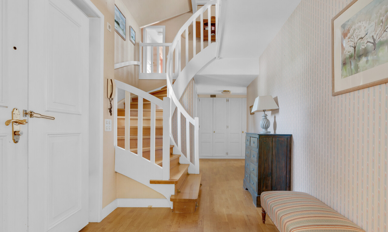 escaliers avec wood finish floor, sol en finition bois, inside property, escaliers, et baseboards wall