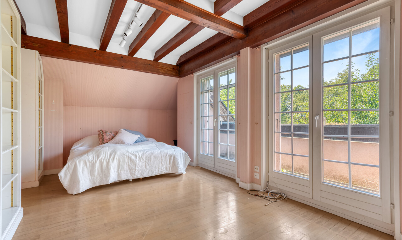 zimmer / schlafzimmer mit beamed ceiling, balkendecke, day time, vaulted ceiling, und dachschräge