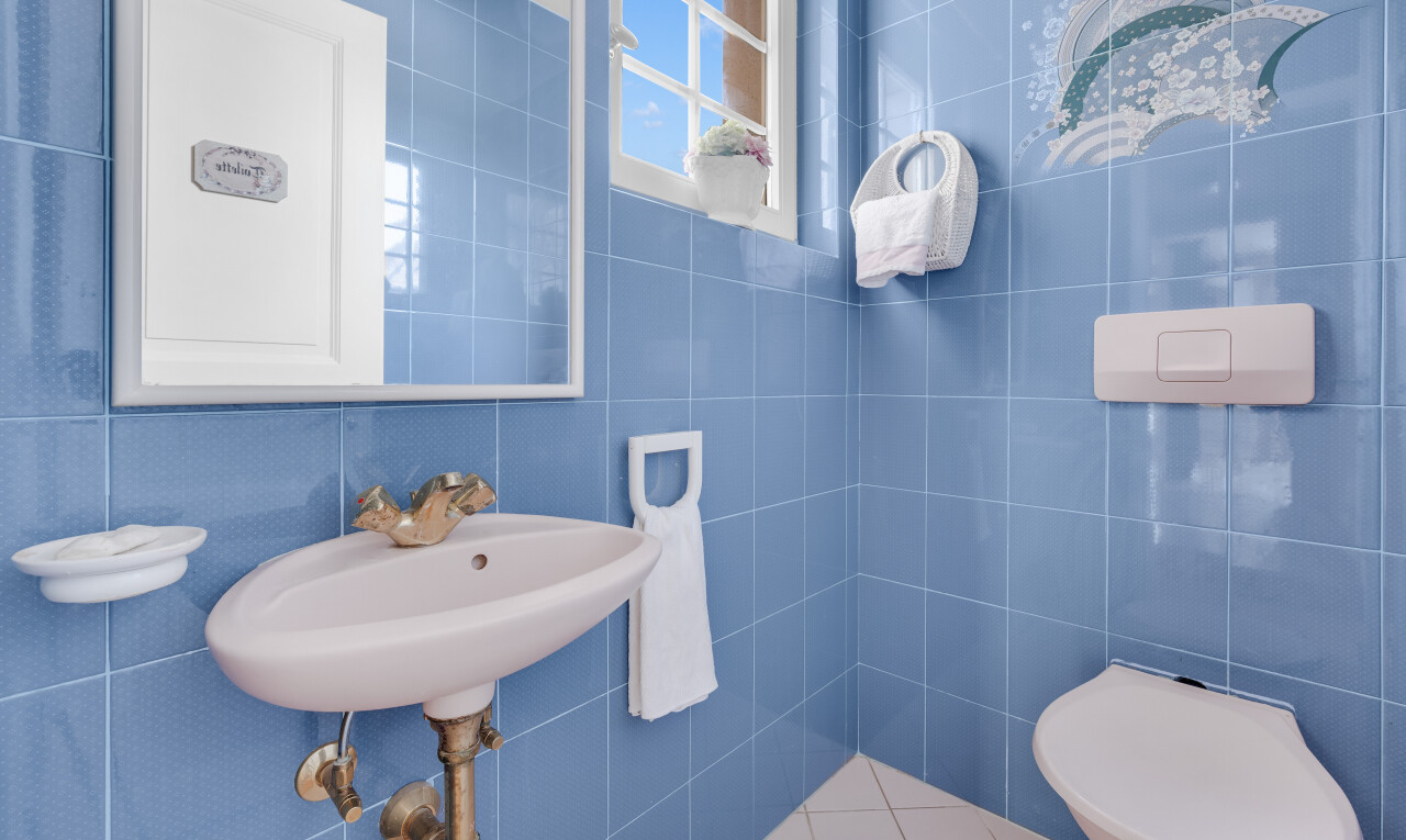 salle de bains avec miroir, tile wall, mur en carrelage, natural light, et lumière naturelle