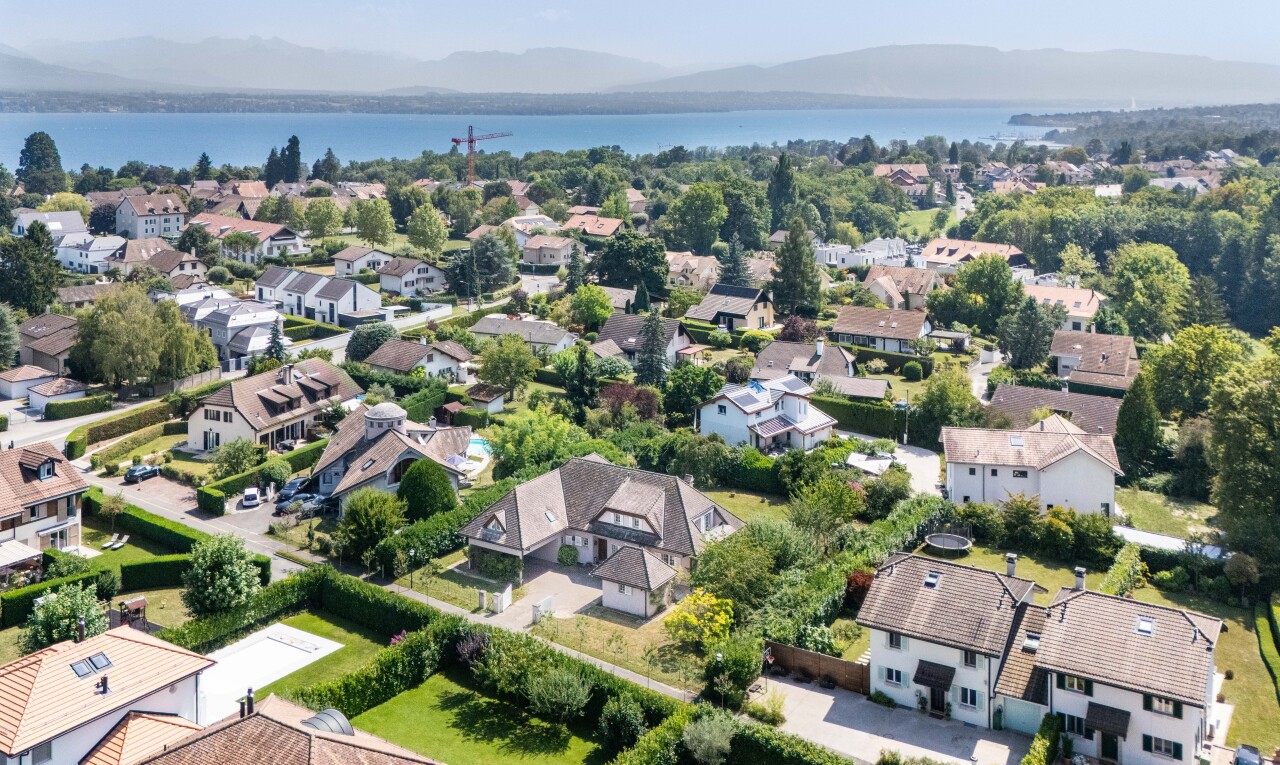 seesicht mit wohngebietblick, residential view, aerial view, blick auf die berge, und mountain view