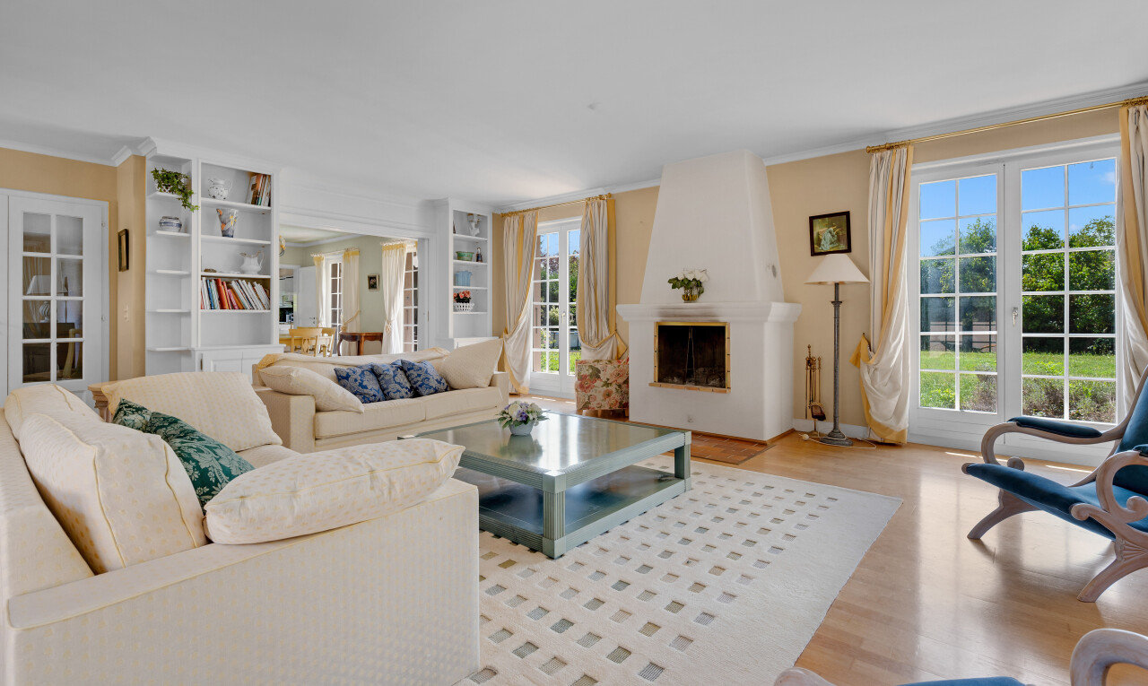 salon avec moulures, crown molding, cloison sèche, drywall, et inside property