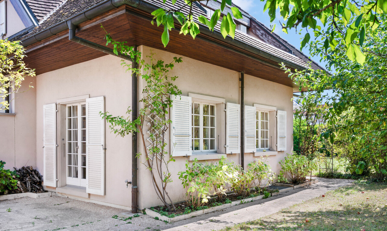 façade avec bardage en stuc, property visible, et day time