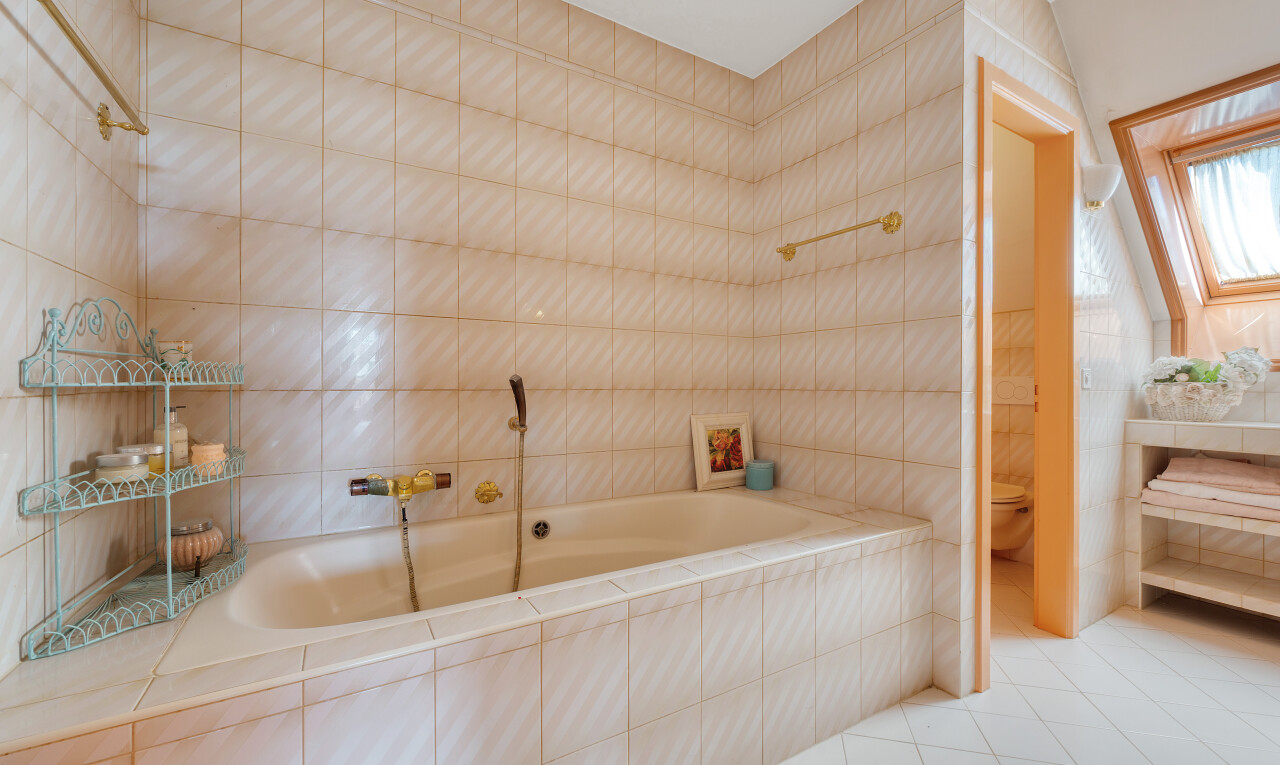 salle de bains avec tile wall, mur en carrelage, tile tub, tile floor, et sol en carrelage