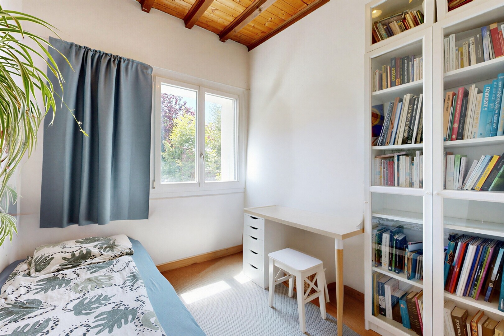 chambre avec wood ceiling, plafond en bois, beamed ceiling, plafond à poutres, et drywall