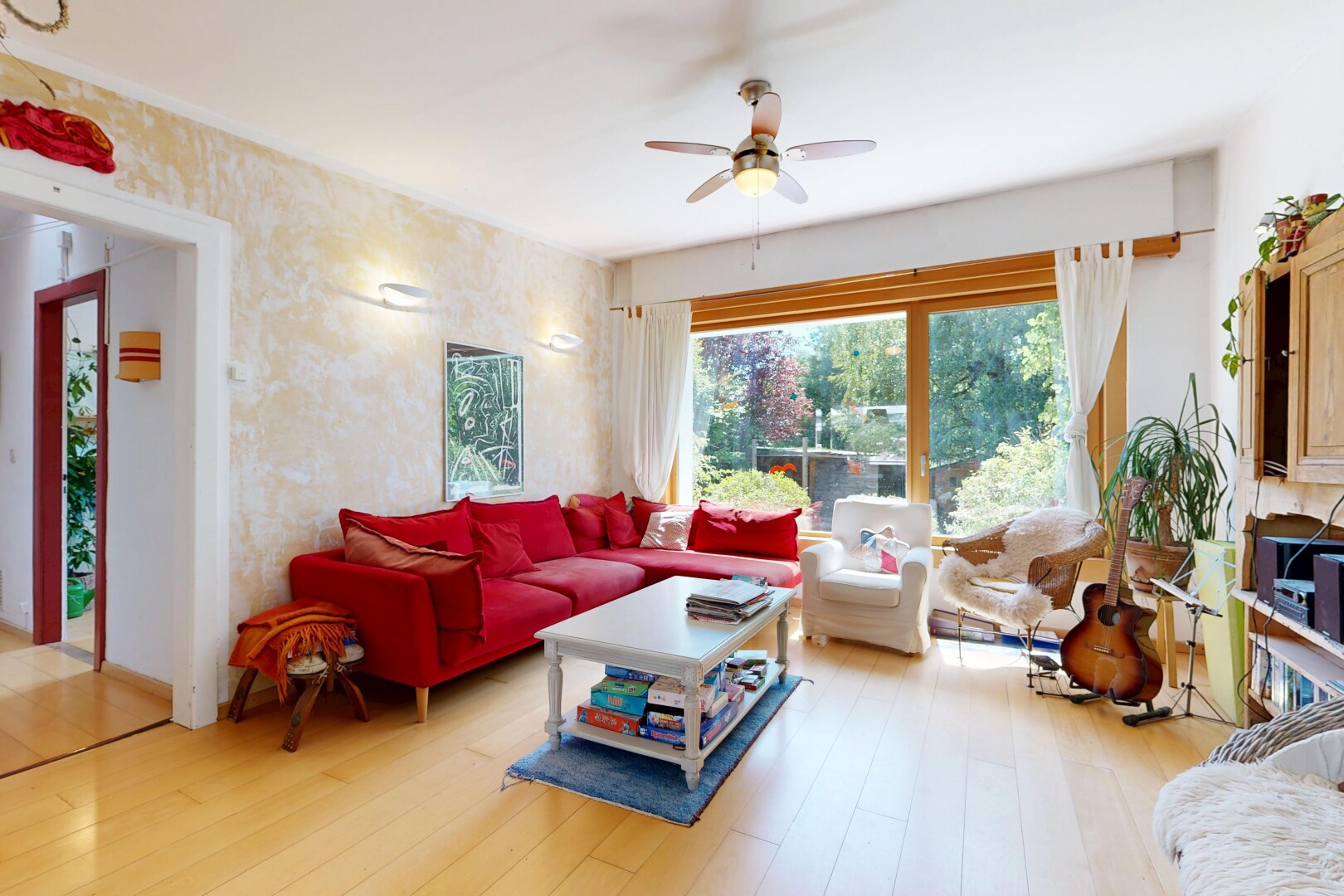 salon avec wood finish floor, sol en finition bois, inside property, et ventilateur de plafond