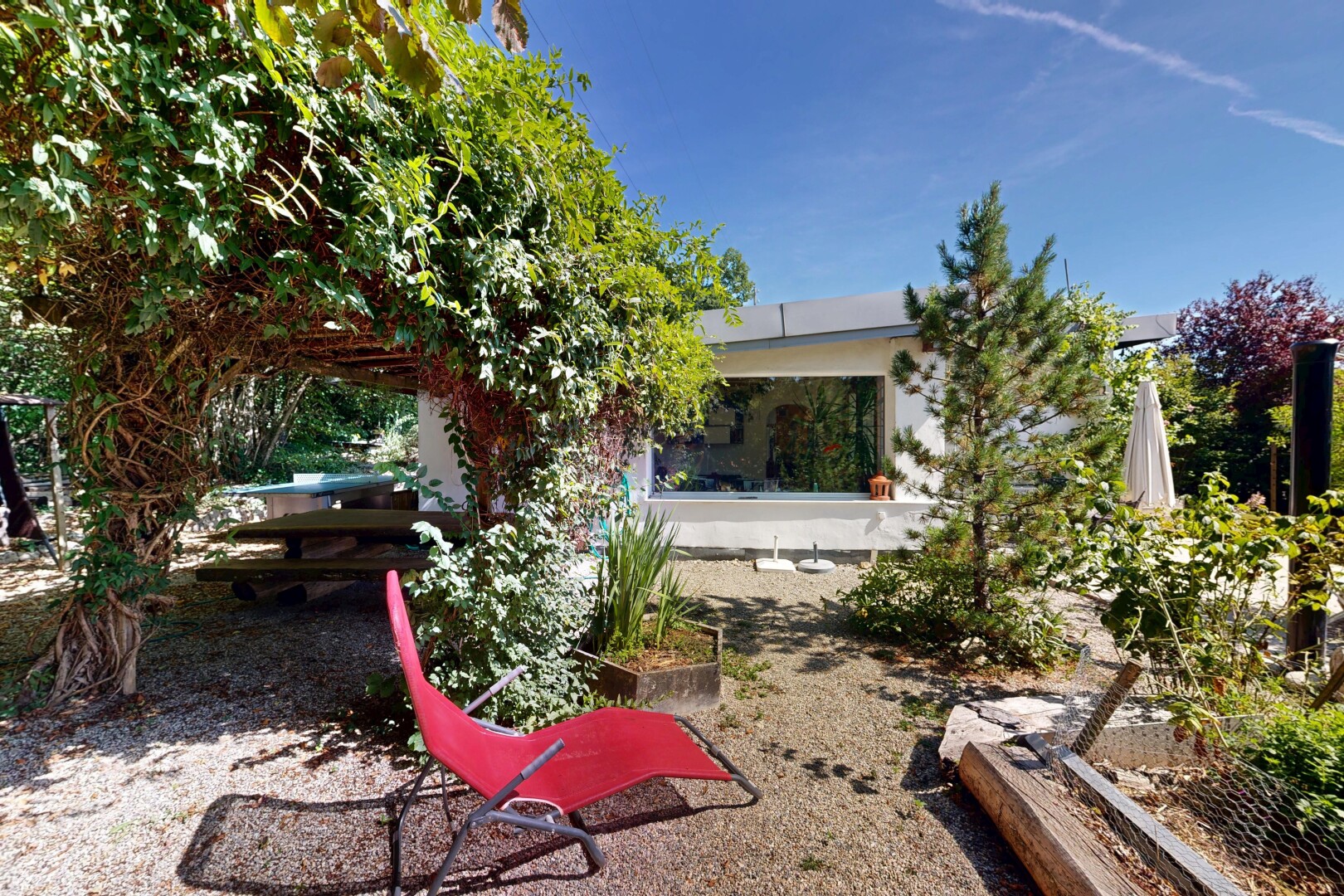 jardin avec property visible, from property, day time, et terrasse