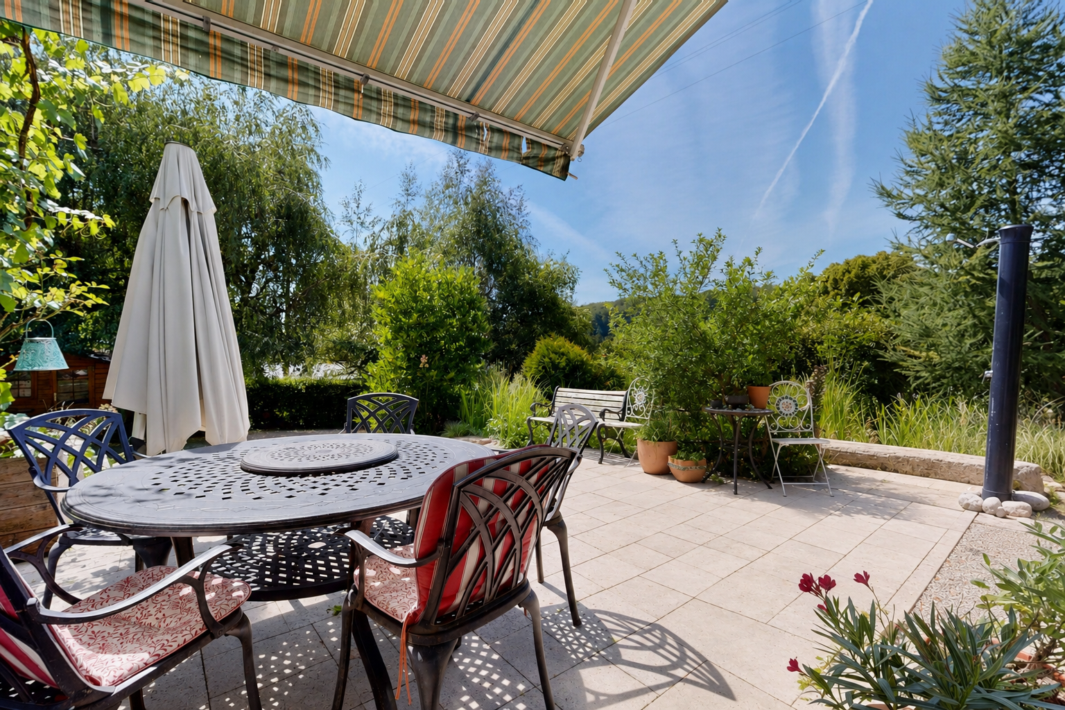 terrasse avec coin repas extérieur, terrasse, auvent, from property, et day time